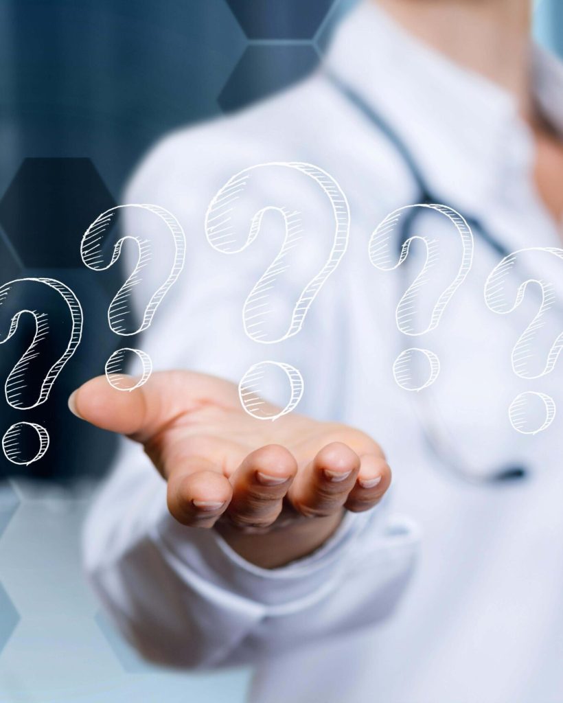 um-medico-segura-uma-tela-de-vidro-com-pontos-de-interrogacao(2)